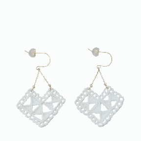 Drawing Lace シャンデリア ピアス(ふちどりはしごレース)