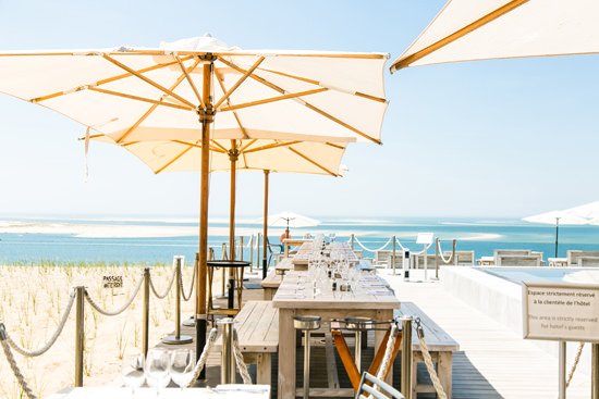 ▲ニコルさんお気に入りのアルカションにある、ホテルのレストラン。テラス席が気持ちいい！