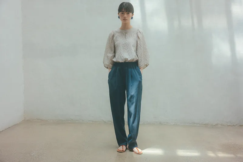 タックテーパードパンツ